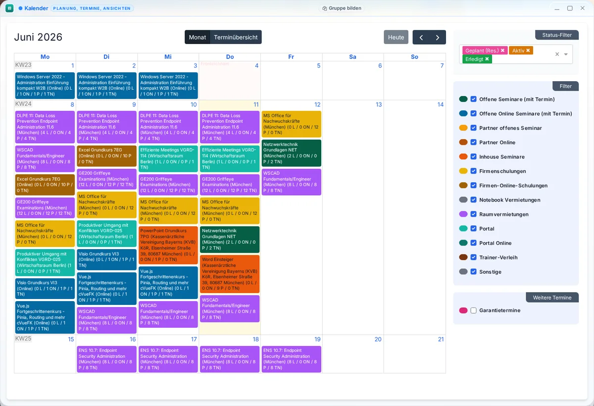 Kalender als eigenes Fenster: Trainer- und Raumplanung mit Belegungsübersicht.